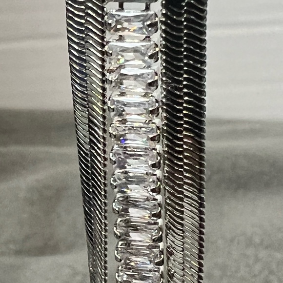 Glamorous Necklace and Earrings set. - Picture 6 of 9